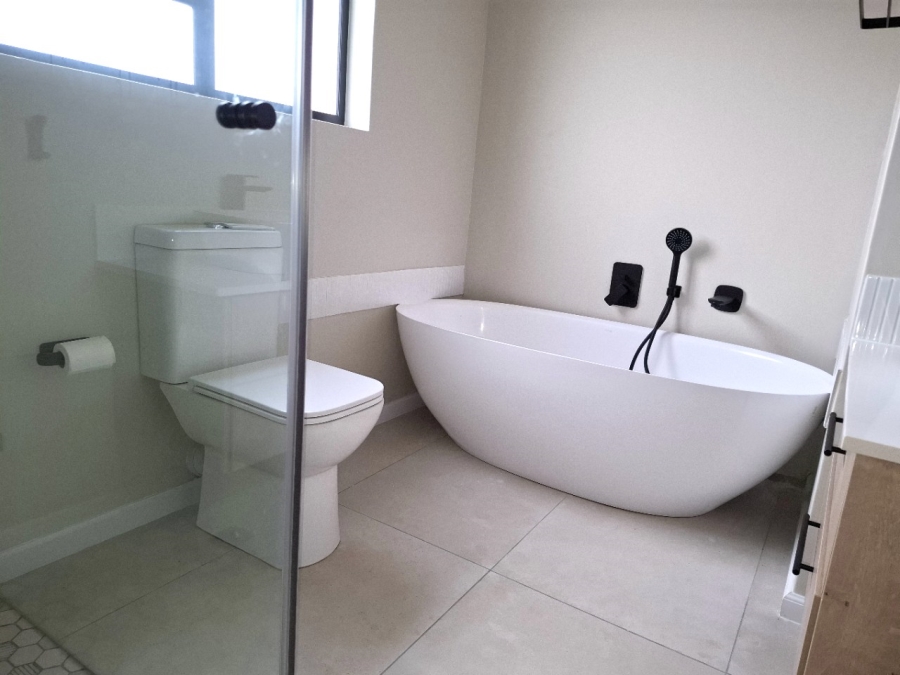 4 Bedroom Property for Sale in Lemoenkloof Western Cape
